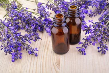 Esans ve ahşap masaya lavanta çiçek