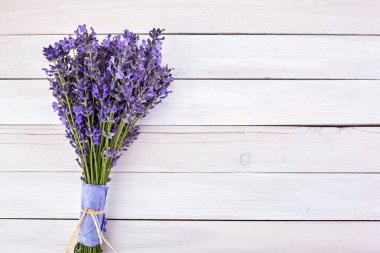 Lavanta çiçekleri, beyaz ahşap arka plan üzerine buket. Üstte görüntü
