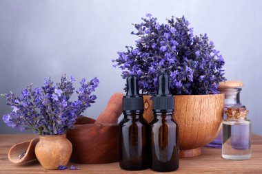 Esans ve ahşap masaya lavanta çiçek