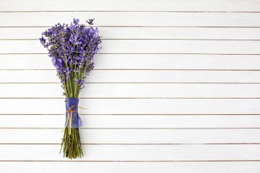 Lavanta çiçekleri, beyaz ahşap arka plan üzerine buket. Üstte görüntü