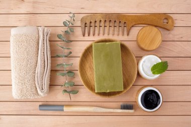 Sıfır atık düz yatıyordu. Bambu diş fırçası, ahşap arka plan üzerine ahşap fırça. Eko ürünler plastik ücretsiz