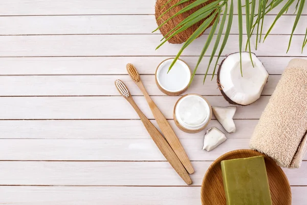 Kokosolie en Mint zelfgemaakte tandpasta, eco vriendelijke bamboe tandenborstel, natuurlijke gezondheidszorg. Stockfoto