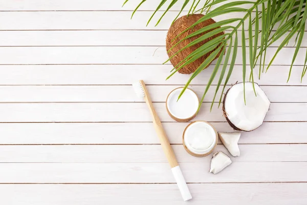 Kokosolie en Mint zelfgemaakte tandpasta, eco vriendelijke bamboe tandenborstel, natuurlijke gezondheidszorg. Stockfoto