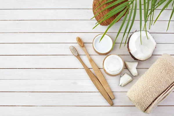 Kokosolie en Mint zelfgemaakte tandpasta, eco vriendelijke bamboe tandenborstel, natuurlijke gezondheidszorg. Rechtenvrije Stockafbeeldingen