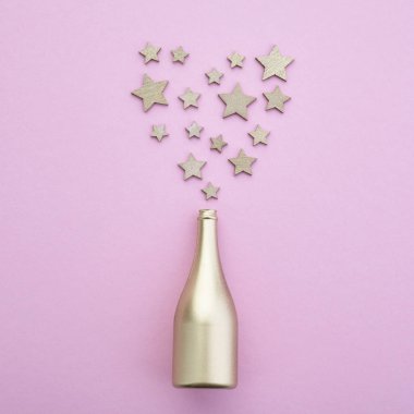 Pembe bir arka plan da bir şişe şampanya ve altın yıldız. Şenlikli arka plan.