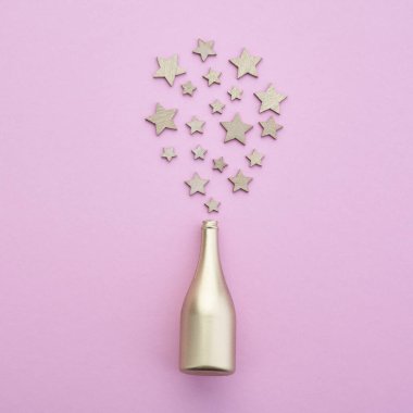 Pembe bir arka plan da bir şişe şampanya ve altın yıldız. Şenlikli arka plan.