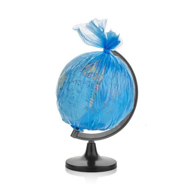 Глобус планеты Земля, одетый в мусорный пластиковый пакет, изолированный на белом
.