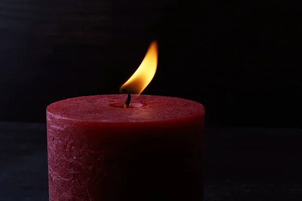 Una luz de vela sobre fondo oscuro. Concepto esperanza —  Fotos de Stock