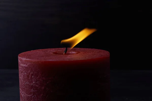 Одна свічка на темному тлі. концепція надії — стокове фото