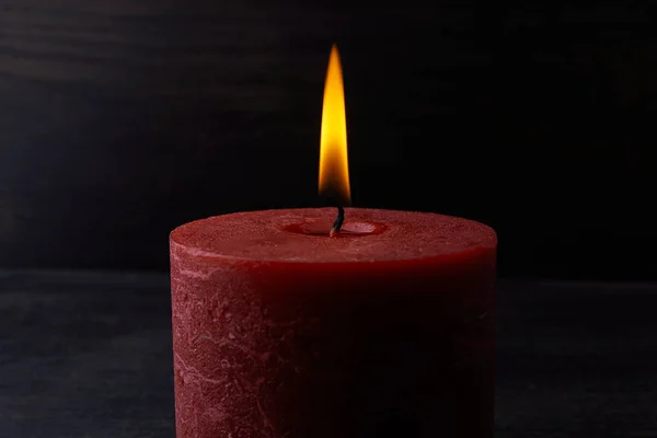 Одна свічка на темному тлі. концепція надії — стокове фото