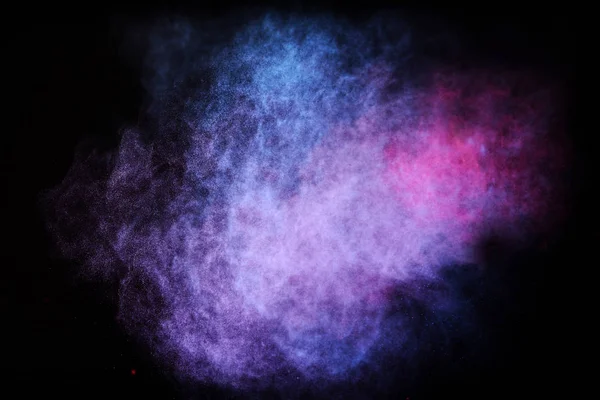 Mouvement de gel de l'explosion de poussière colorée isolé sur fond noir . — Photo