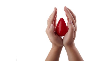 Beyaz arka planda kırmızı kan damlası tutan iki el. Kan verin. Bağış kavramı.