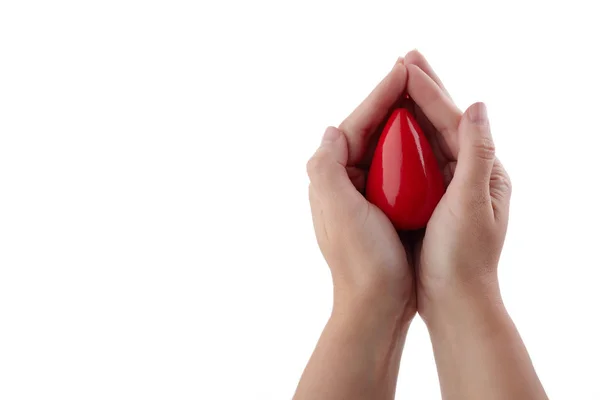 Duas mãos segurando gota de sangue vermelho no fundo branco. Dá sangue. Conceito de doação . — Fotografia de Stock