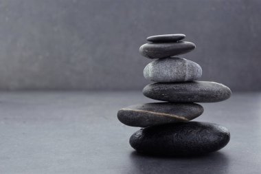 koyu gri arka plan üzerinde dengeli kazık zen taşları