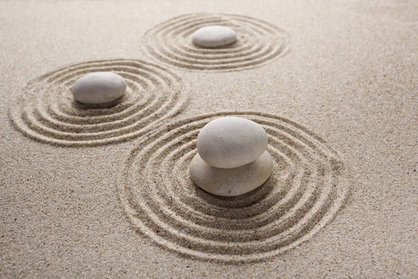 Japoński kamień ogrodowy Zen do koncentracji i relaksu piasku i skały dla harmonii i równowagi — Zdjęcie stockowe