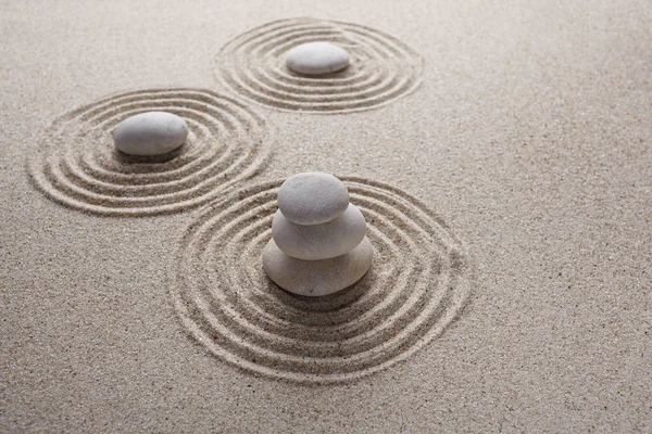 Japanska Zen Garden sten för koncentration och avkoppling sand och rock för harmoni och balans — Stockfoto