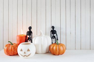 Beyaz panoları duvara Halloween süslemeleri