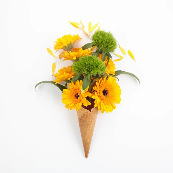 Помаранчеві та зелені квіти у вафельних морозивах. Вид зверху, плоский ліжко — стокове фото