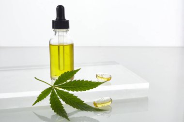 CBC yağı, esrar özütü. Tıbbi marihuana, şişedeki kenevir yağı.