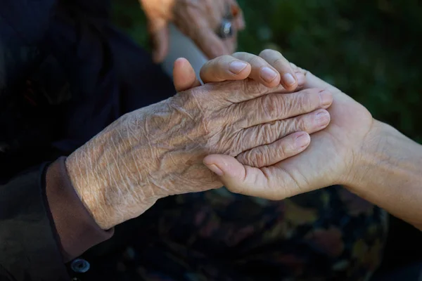 Velhos e jovens de mãos dadas. Conceito de amor familiar. Contexto dos cuidados de saúde . — Fotografia de Stock