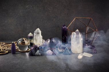 Şifa için kristaller, fal bakımı ve karanlık arka planda astroloji. Esrarengiz ve yaşam koçluğu konsepti.