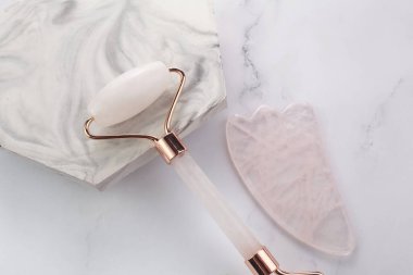 Masaj için Gua sha yüz silindiri. Evde kaldırma ve tonlama tedavisi.