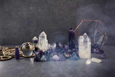 Şifa için kristaller, fal bakımı ve karanlık arka planda astroloji. Esrarengiz ve yaşam koçluğu konsepti.