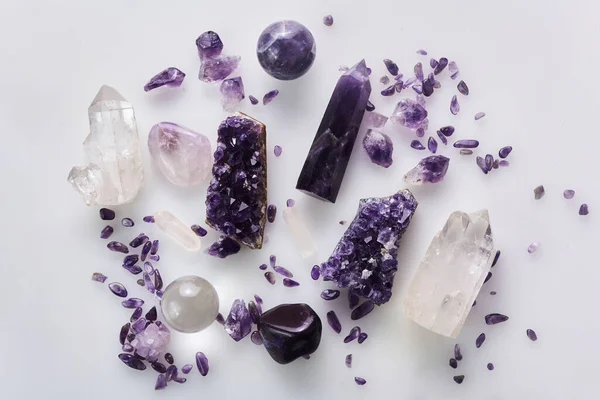 Healing purple amethyst stones on white background. Crystals for ritual — Stock Photo, Image