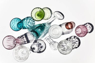 Renkli camlar ve gölgeler. Yaz partisi konsepti. En küçük desen.