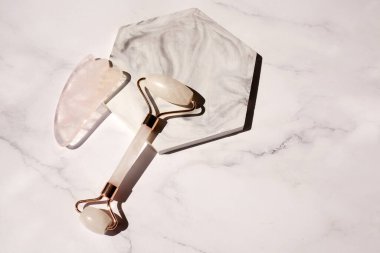 Masaj için Gua sha yüz silindiri. Evde kaldırma ve tonlama tedavisi.