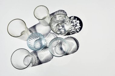 Gözlükler ve gölgeler. Yaz partisi konsepti. En küçük desen.