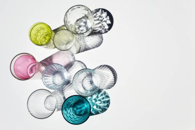 Renkli camlar ve gölgeler. Yaz partisi konsepti. En küçük desen.