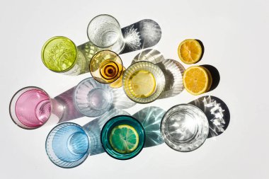 Renkli camlar ve gölgeler. Yaz partisi konsepti. En küçük desen.