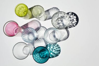 Renkli camlar ve gölgeler. Yaz partisi konsepti. En küçük desen.