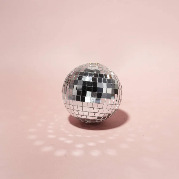 Disco bal op roze achtergrond. Minimaal partijconcept. — Stockfoto