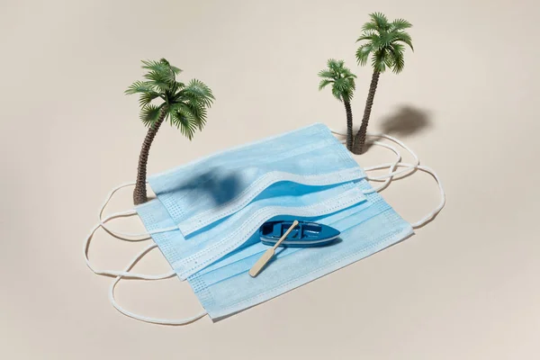 Tatil ve plaj tatillerini iptal etmek. Palmiyeli deniz maskesi gibi. Seyahat arkaplanı — Stok fotoğraf