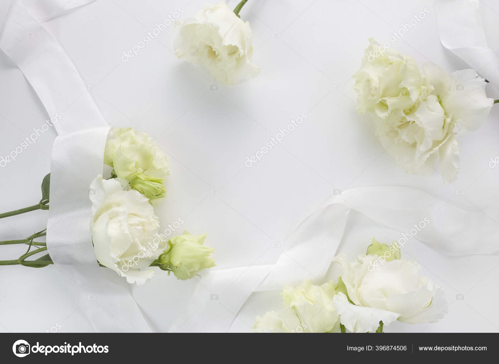 白を基調とした平型の背景に花を咲かせます 休日構成 ウェディングファッション ストック写真 C Vetre