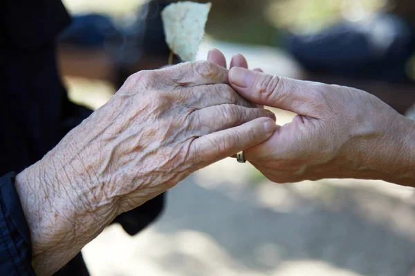 Ajudar as mãos. Cuidar do conceito de ancião. Duas mulheres mãos. — Fotografia de Stock