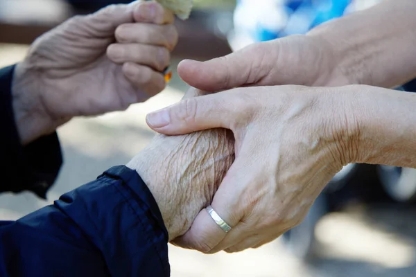 Ajudar as mãos. Cuidar do conceito de ancião. Duas mulheres mãos. — Fotografia de Stock