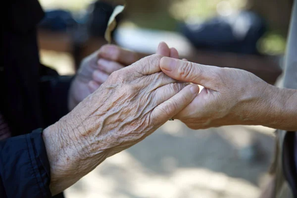 Ajudar as mãos. Cuidar do conceito de ancião. Duas mulheres mãos. — Fotografia de Stock