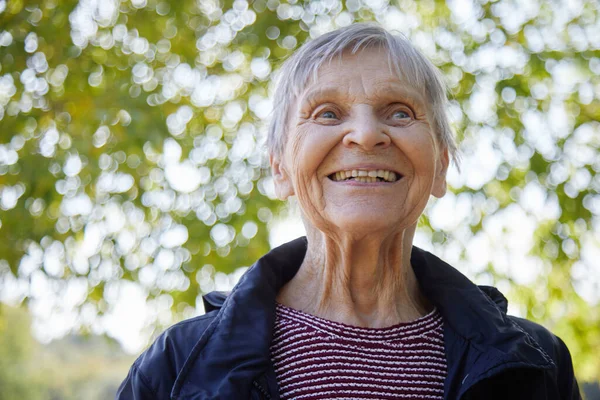 Πορτρέτο της ενενενενηντάχρονης γυναίκας χαμογελά στο πάρκο. — Φωτογραφία Αρχείου