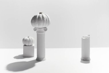 Balkabağı ve antika sütunlarla ürün sunumu için minimum konsept. Hollyday arkaplanı