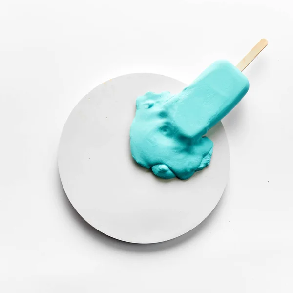 Aqua couleur crème glacée fondue. Couleur concept minimale de l'année. — Photo