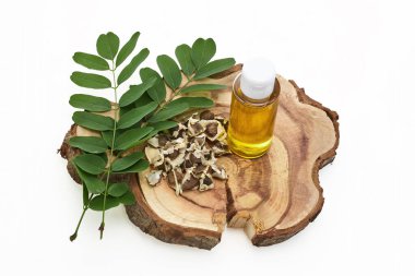 Ahşap bir dilimde moringa yaprağı ve patates kızartması olan temel yağ..