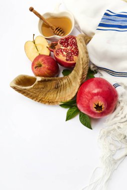 Rosh Hashanah için geleneksel eşyalar: shofar, elma, bal, nar ve tallit