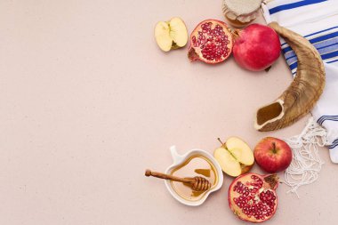 Rosh Hashanah. Elma, nar, bal ve bej arka planda Shofar temalı..
