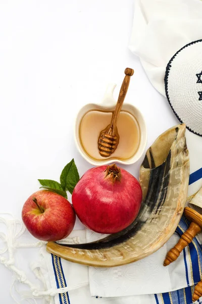 Nar, elma, bal, shofar ve kippah Yahudi Yeni Yıl kutlamasını simgeler..