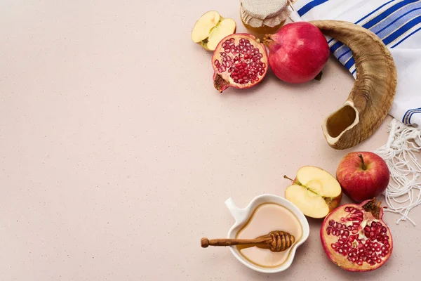 Rosh Hashanah için elmalar, nar, bal ve dokulu bir yüzey üzerinde bir shofar içeren şenlikli bir düzenleme..