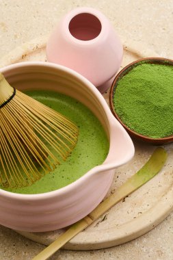 Kaseli, çırpmalı ve canlı yeşil çay tozlu merasim kibrit çay seti..