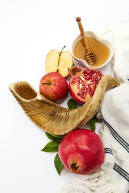 Elma, nar, bal ve beyaz arka planda Shofar. Rosh Hashanah 'ı simgeliyor..